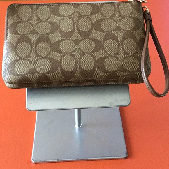 Double coach wristlet in excellent condition - Picture 2 of 4